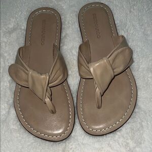Bernardo Women's Beige Knot Sandals